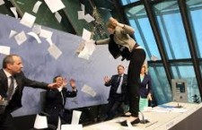 Blitz contro Mario Draghi. La manifestante: "Stop alla dittatura delle Bce"
