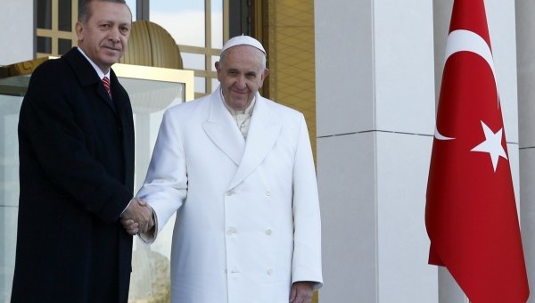 Genocidio armeno: la Turchia tende la mano a Papa Francesco e lo invita a Expo 2015