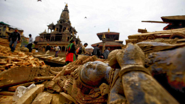 Terremoto in Nepal: i morti potrebbero essere quasi 6mila. Deceduti anche 4 italiani