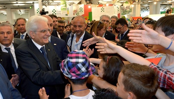 Mattarella a Torino visita il Salone del libro: la lettura rende liberi