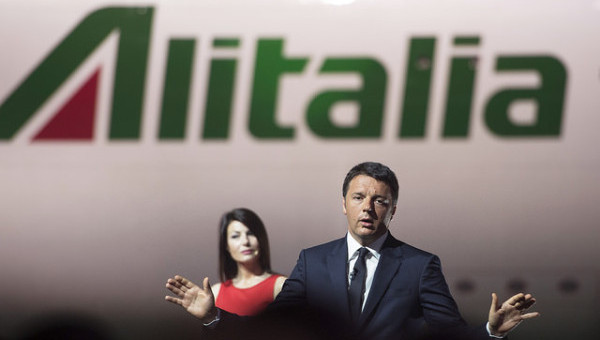 Alitalia presenta nuova livrea, premier Renzi: "Stiamo decollando davvero"
