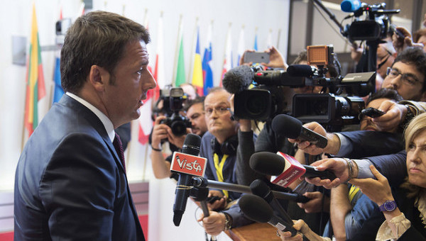 Grecia, raggiunto notte tempo l'accordo per terzo salvataggio, voto finale nel fine settimana. Renzi: "Rottura insensata, si è rischiata la Grexit"