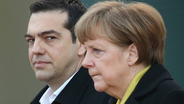 Confronto a distanza Tsipras-Merkel sulla crisi. Il primo chiede di votare no al referendum, la seconda: nessun aiuto senza riforme