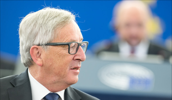 Attriti Italia-Commissione Ue, presidente Juncker: "La flessibilità l'ho introdotta io". Ministro Padoan: "Da noi atteggiamento costruttivo"