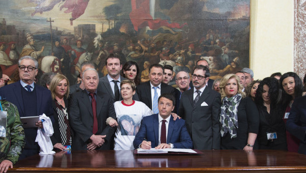 Omicidio stradale, legge firmata oggi da Renzi a palazzo Chigi con le famiglie delle vittime. Il premier: “Fermare strage infinita”