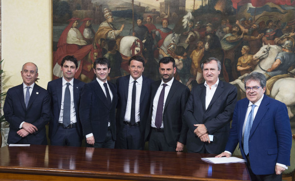Banda ultra larga, Renzi presenta il piano del governo: "Connessione a 30 mbps in tutta Italia entro il 2020".